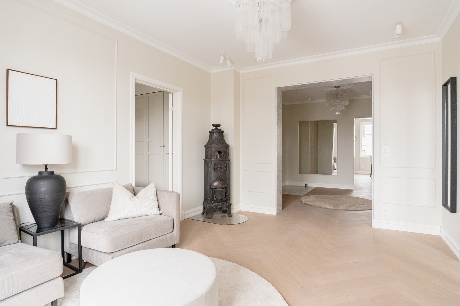 Romslig TV-stue med utgang til balkong. Galleribilde