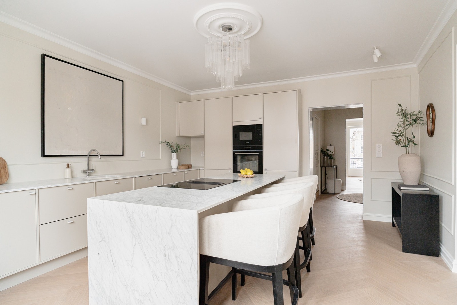 Waterfall benkeplate i carrera-marmor. Et fantastisk rom med mye skap- og benkeplass i tillegg til sosial bar-løsning på kjøkkenøy. Galleribilde