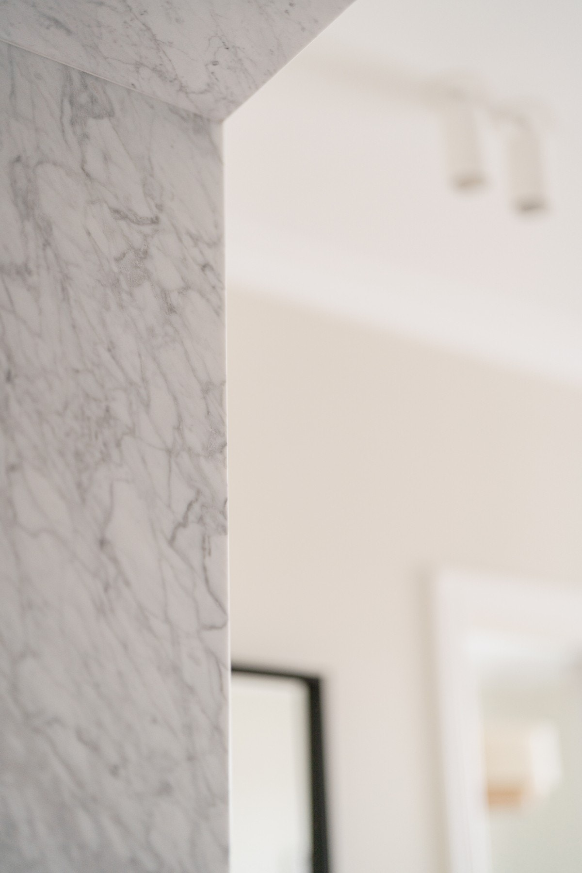 Det er lagt carrera-marmor i døråpning mellom entré og kjøkken. Galleribilde