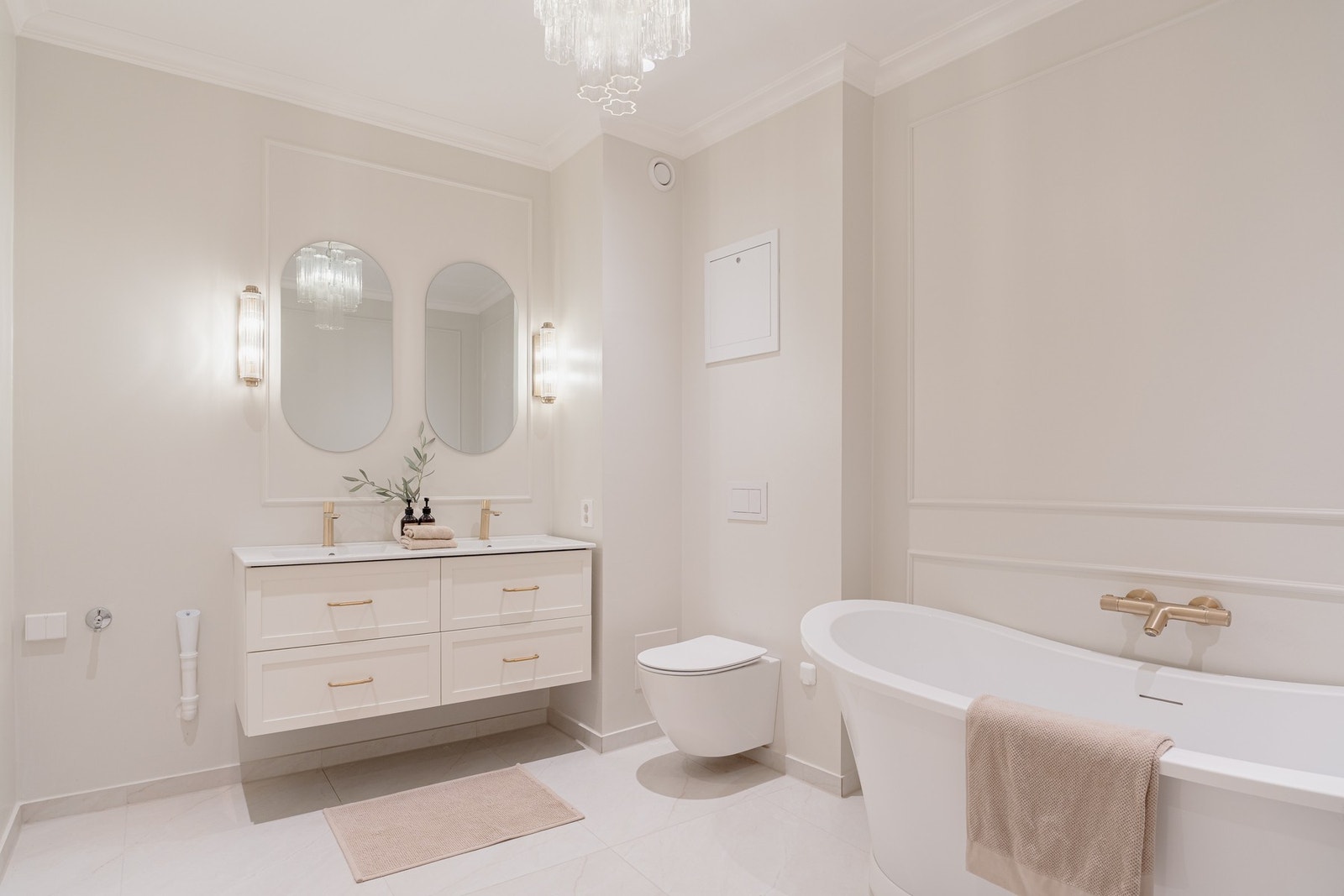 Drømmebad med rosett, stukkatur, badekar og dusj. Baderommet ble nyoppusset i 2025 med nytt sluk, rør-i-rør system, membran, støp, varmekabler mv. Galleribilde