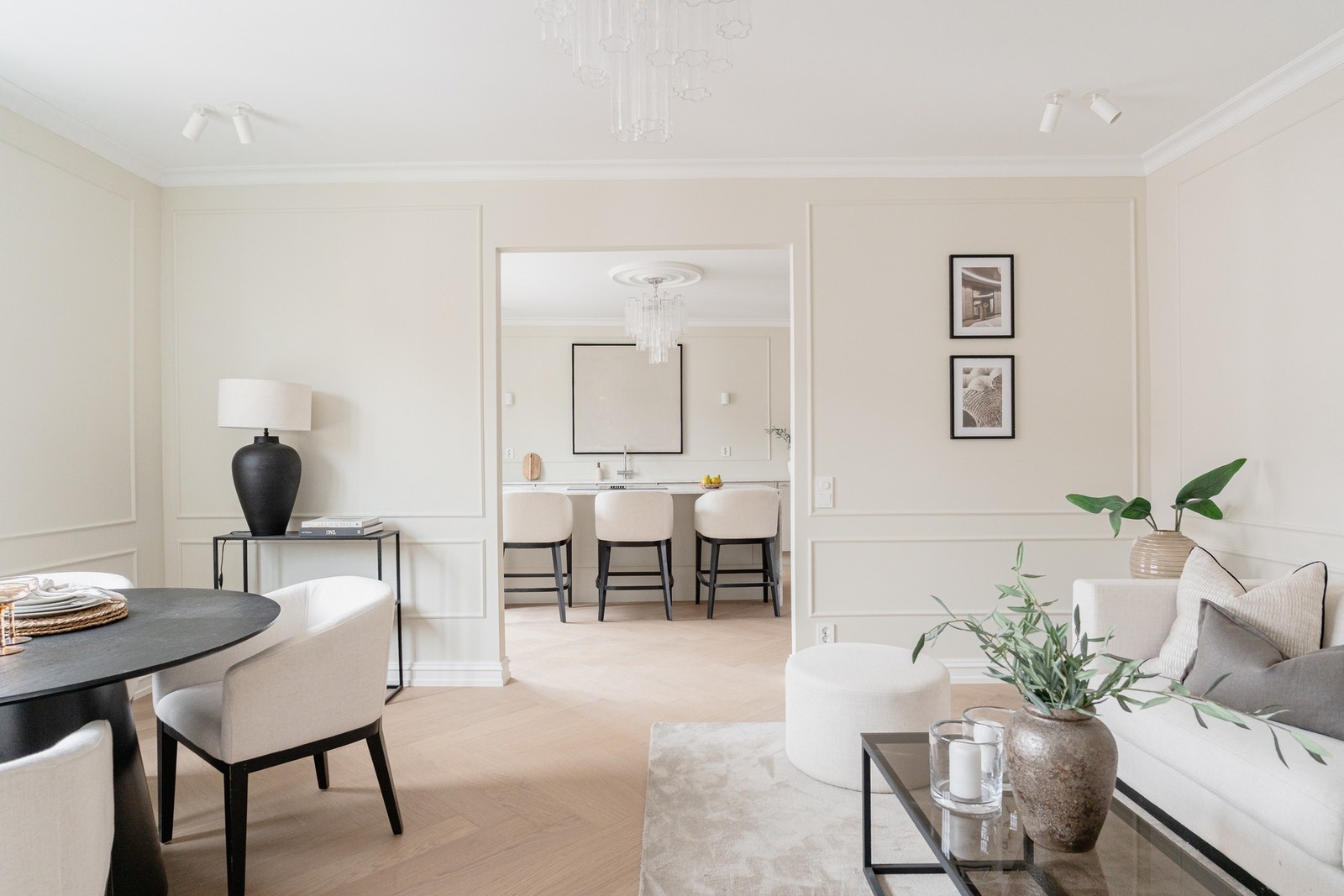 Spisestuen er i direkte tilknytning til kjøkkenet. Galleribilde