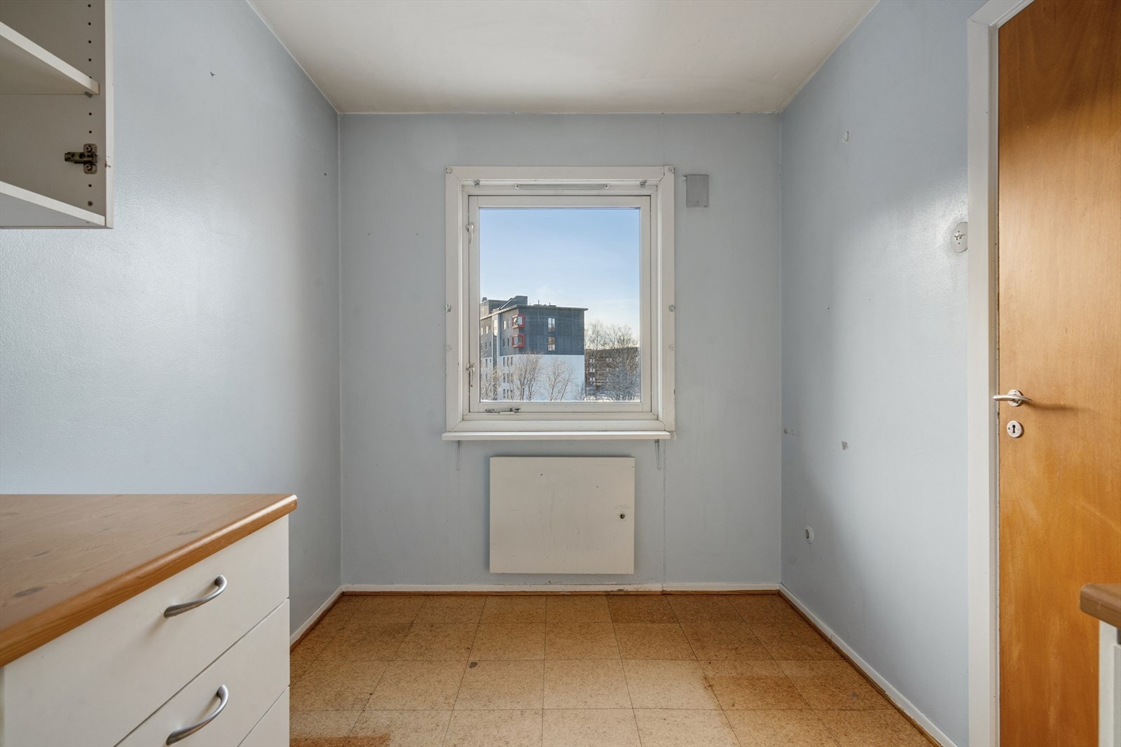 Det er mulighet for en spiseplass i enden av kjøkkenet, rett ved vinudet. Galleribilde