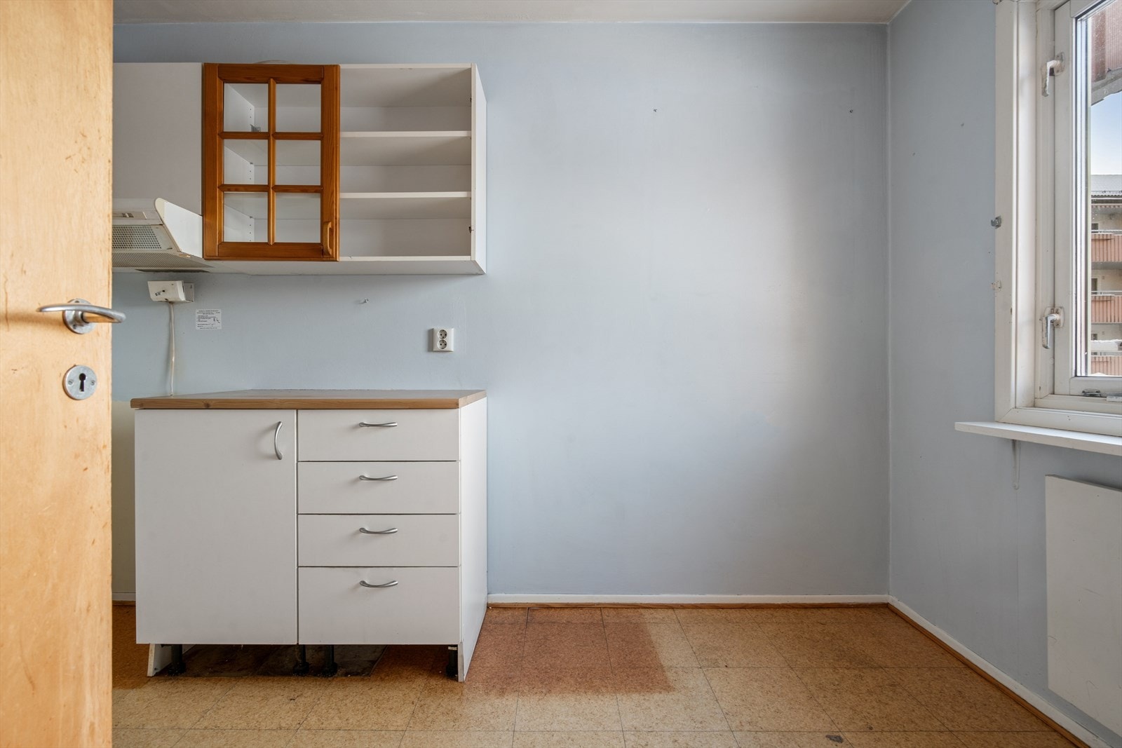 Kjøkkeninnredningen består av hvite fronter med laminat benkeplate. Galleribilde