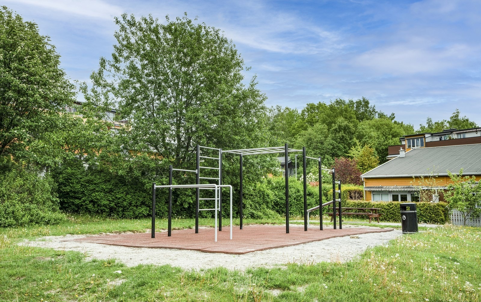 I nærområdet finner du både leke- og treningsapparater, perfekt for både voksne og barn. Galleribilde
