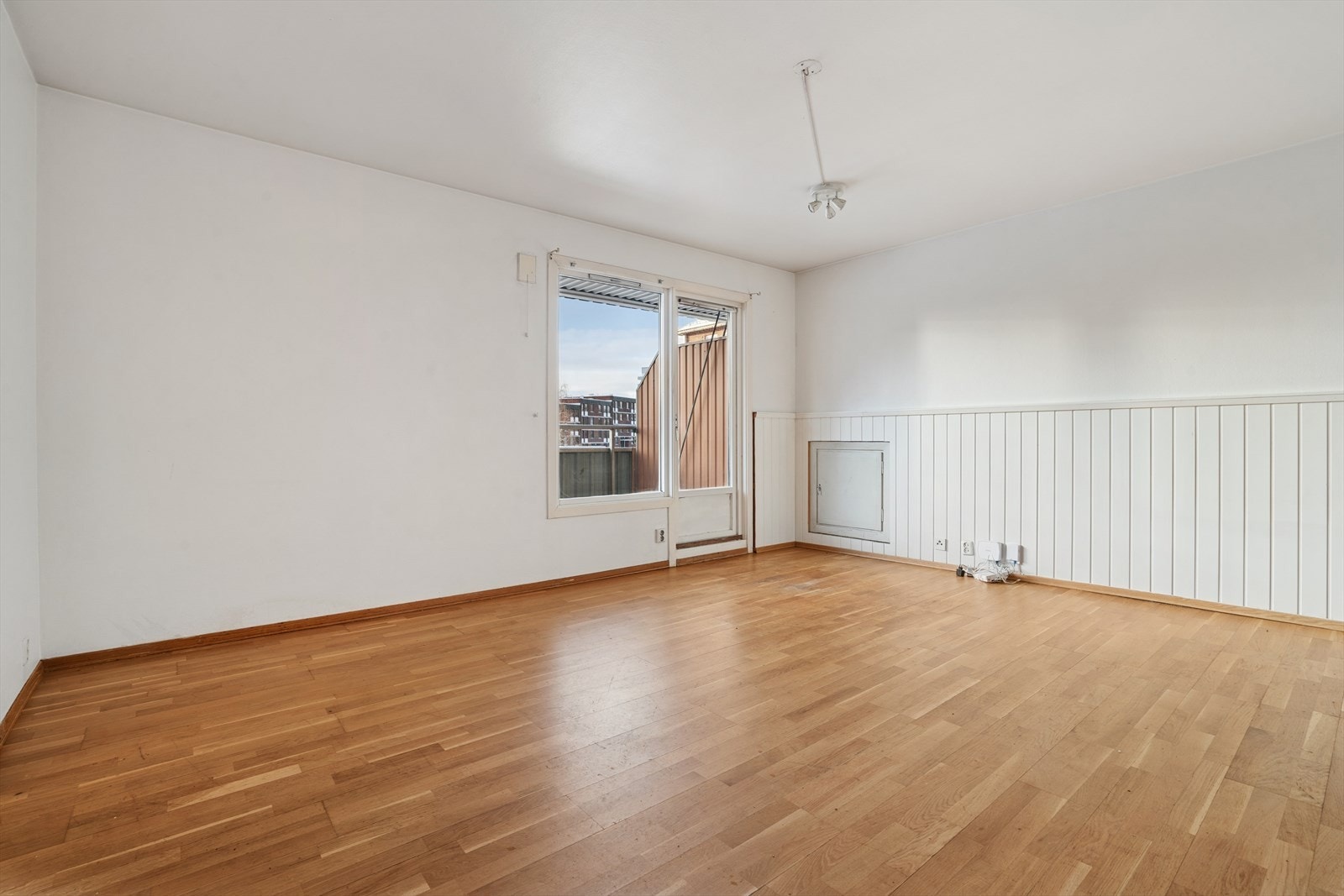 Vindusflatene mot balkongen gir stuen et fint lysinnslipp og en naturlig forlengelse av oppholdsrommet. Galleribilde