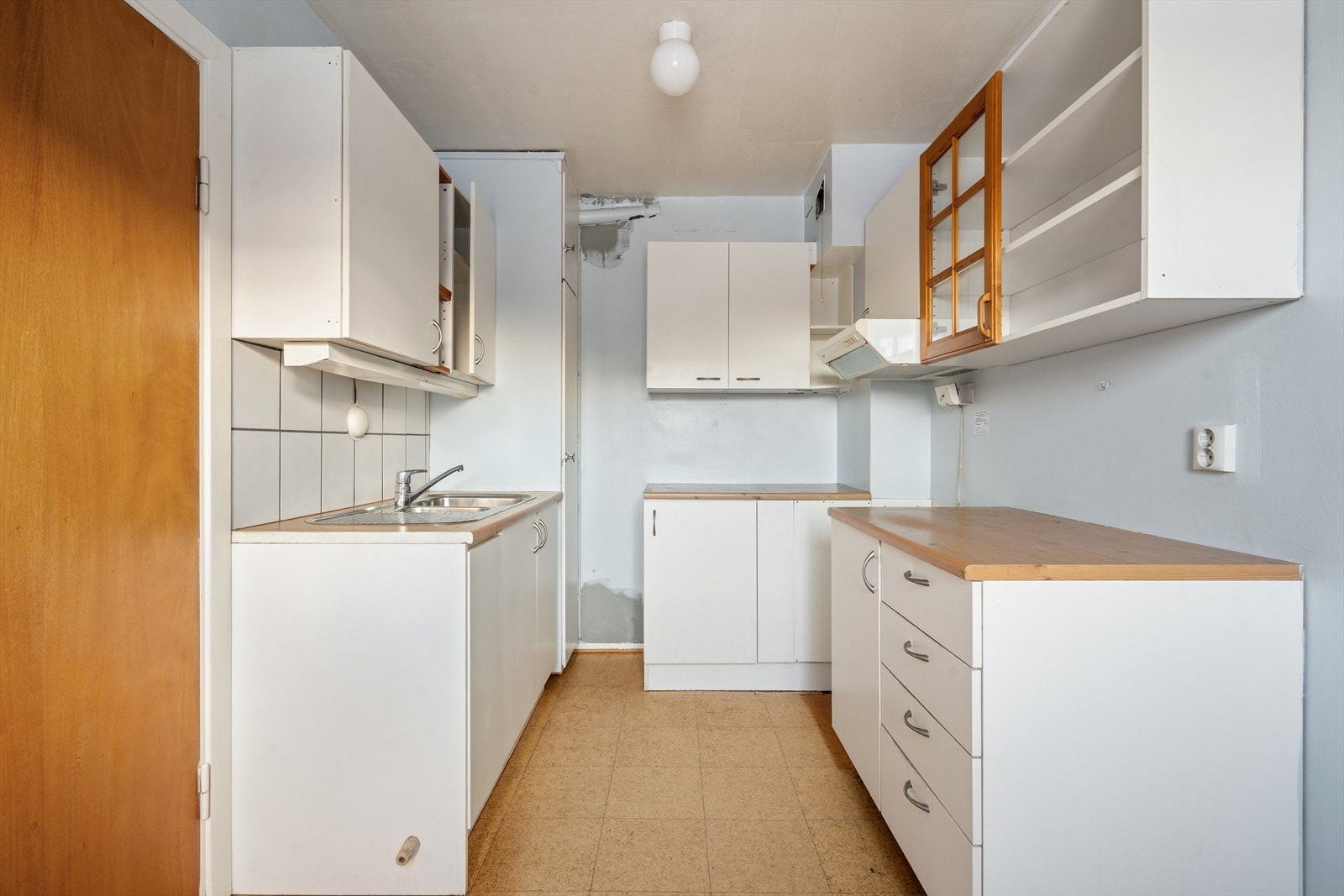 Kjøkkenet har en praktisk planløsning med rikelig skap- og benkeplass. Galleribilde