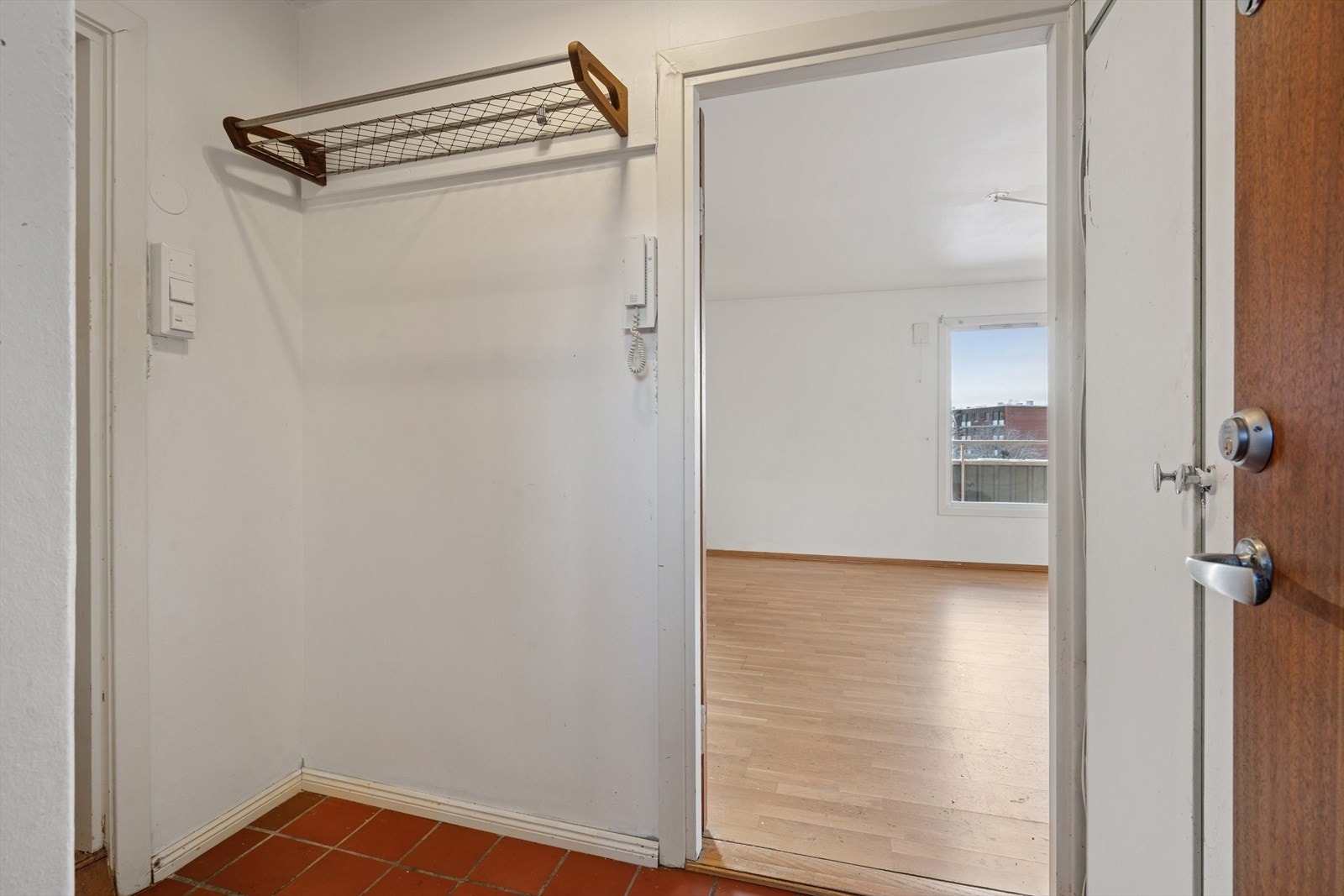 Du ønskes velkommen inn via felles trapperom og inn i entréen med plass til å sette skoene og henge yttertøyet. Galleribilde