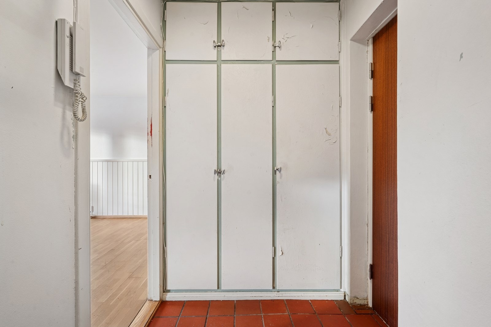 Inngangspartiet har flisbelagt gulv og et plassbygd garderobeskap Galleribilde