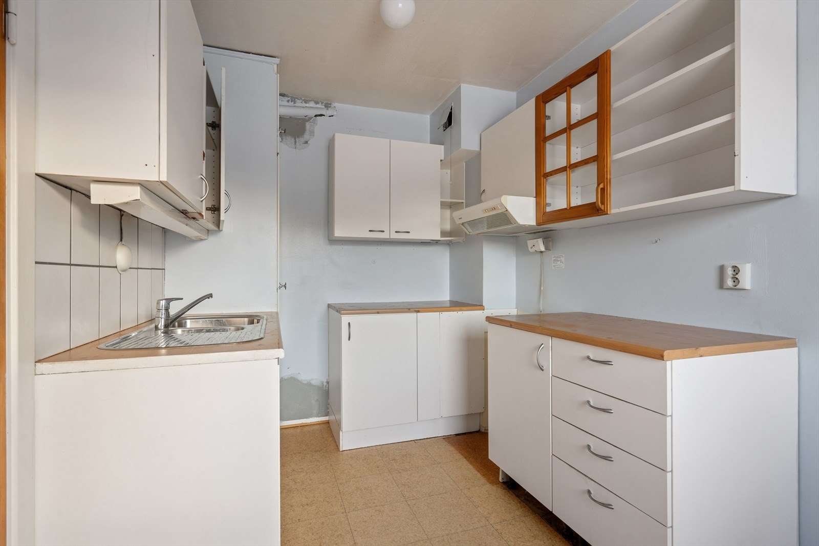 Separat kjøkken med innredning på begge sider og gode arbeidsflater. Galleribilde