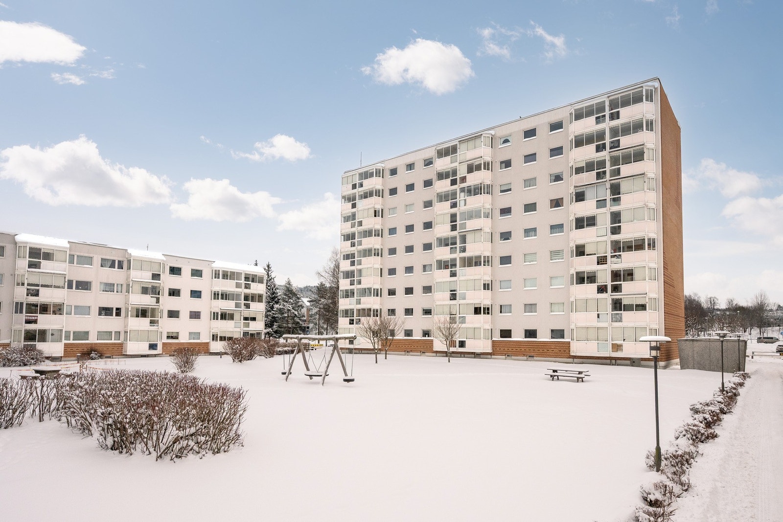 Pent opparbeidede fellesarealer med lekeplass og sittegrupper. Galleribilde