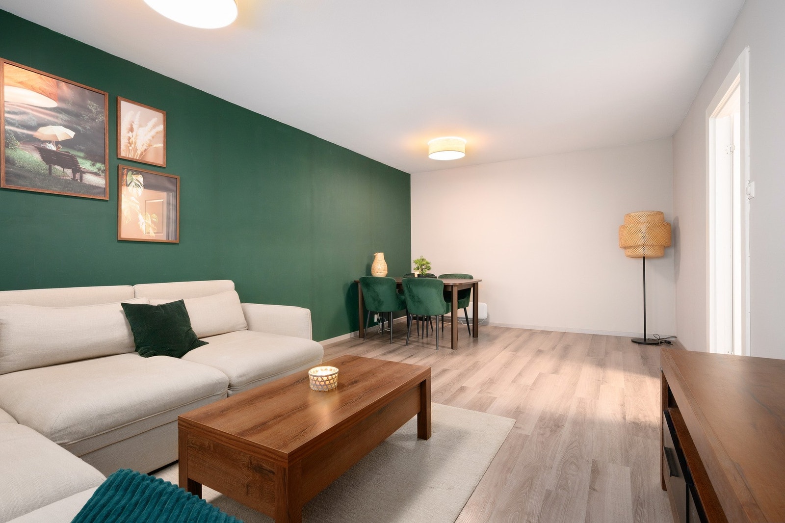 Romslig oppholdsrom med god plass til sofagruppe og spisebord. Galleribilde