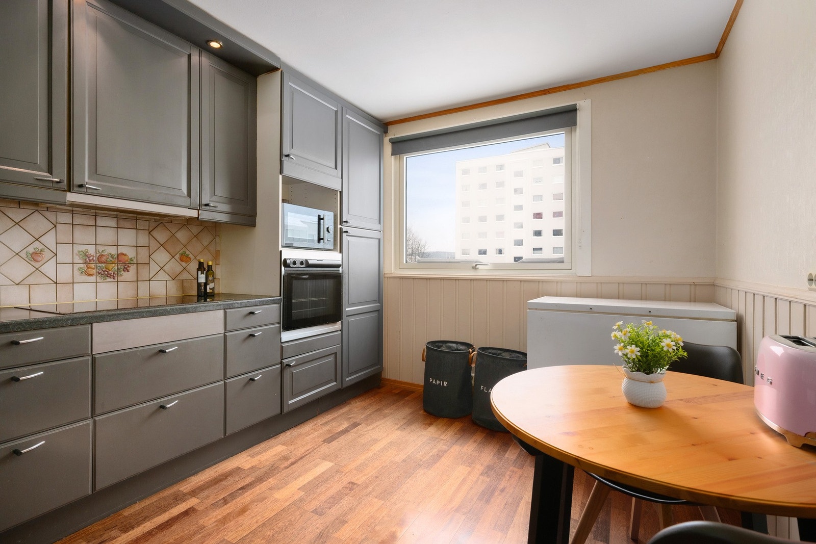 Hyggelig kjøkken med god skap- og benkeplass. Galleribilde