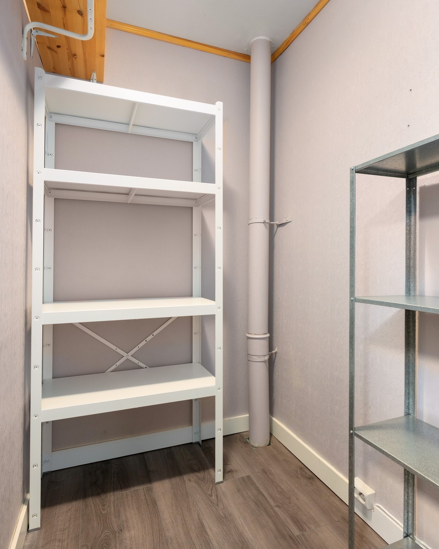 Praktisk innvendig bod med god lagringsplass. Galleribilde