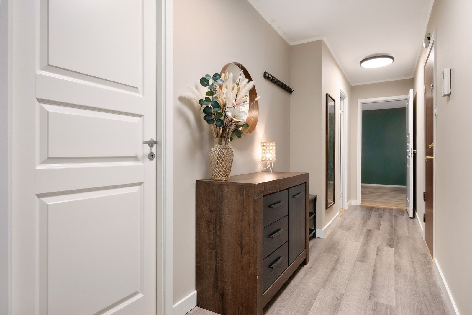 Innbydende entré med dørcalling som gjør det enkelt å slippe inn besøkende. Galleribilde