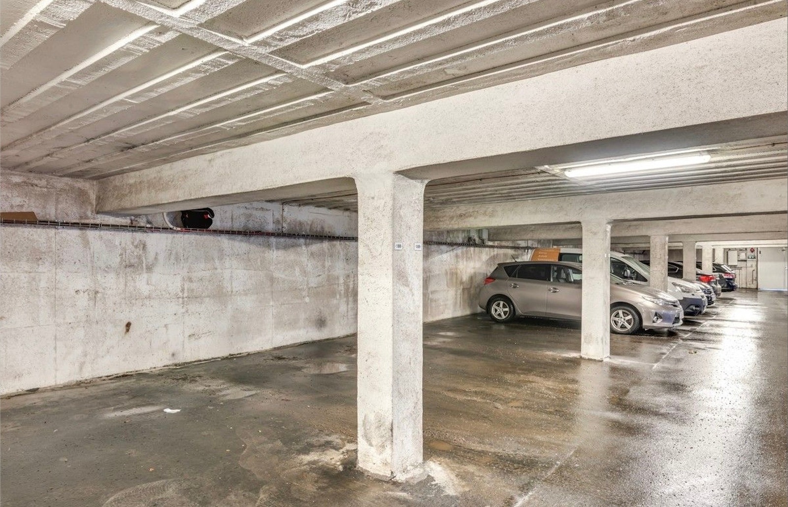 Det medfølger garasjeplass med elbillader, plass nr. 188. Galleribilde