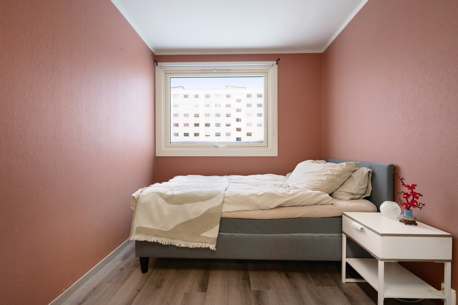 God plass til dobbeltseng, nattbord og skrivebord. Galleribilde