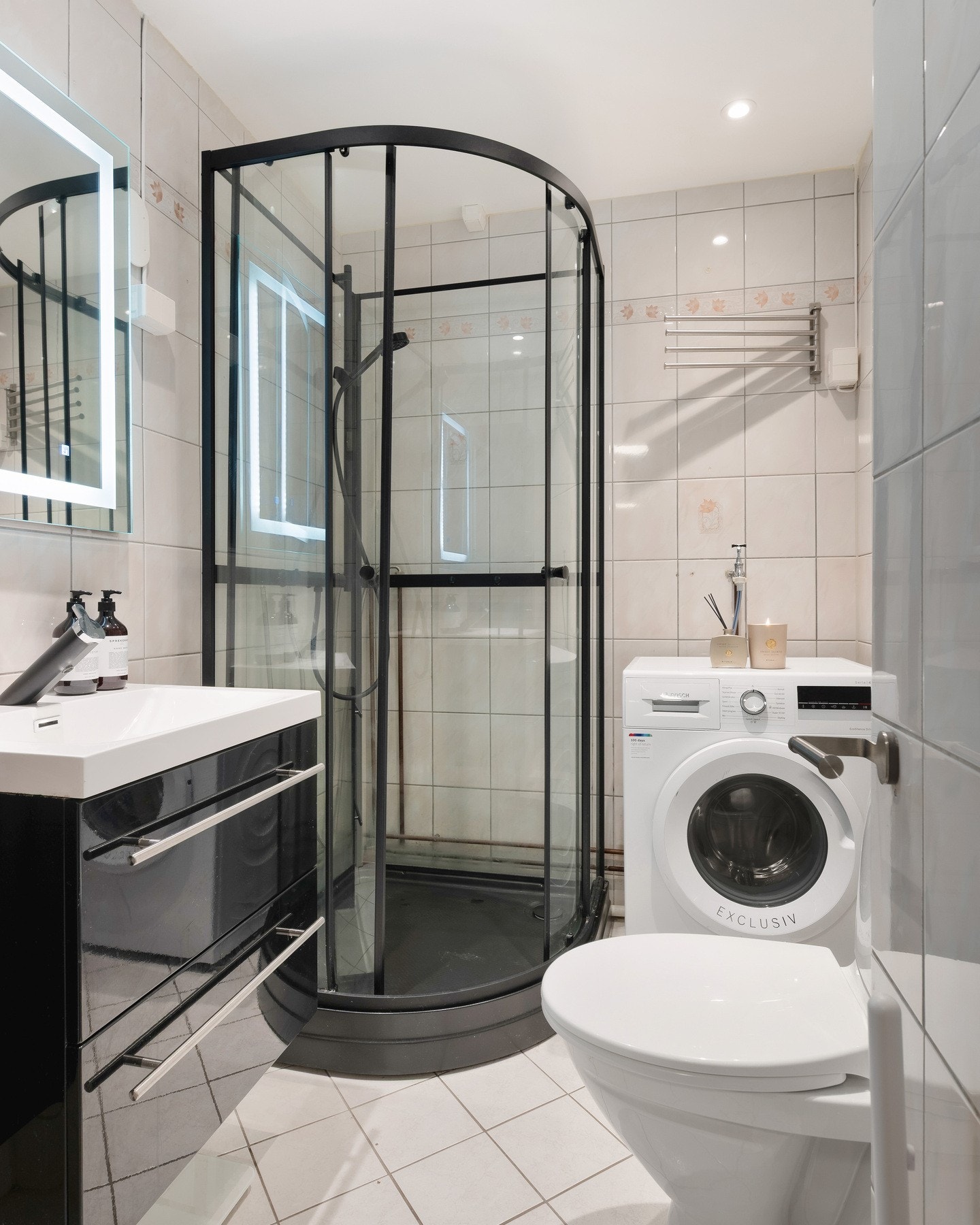 Pent, flislagt baderom med downlights i himling og varme i gulv. Det er opplegg for vaskemaskin. Galleribilde