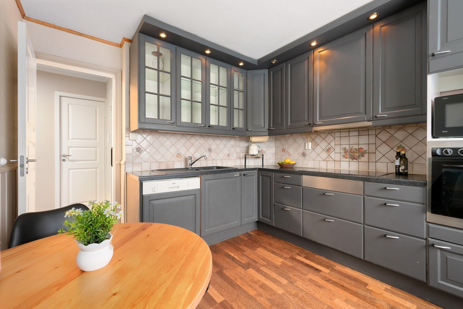 Integrerte hvitevarer inkluderer platetopp, stekeovn samt oppvaskmaskin i nisje. Galleribilde