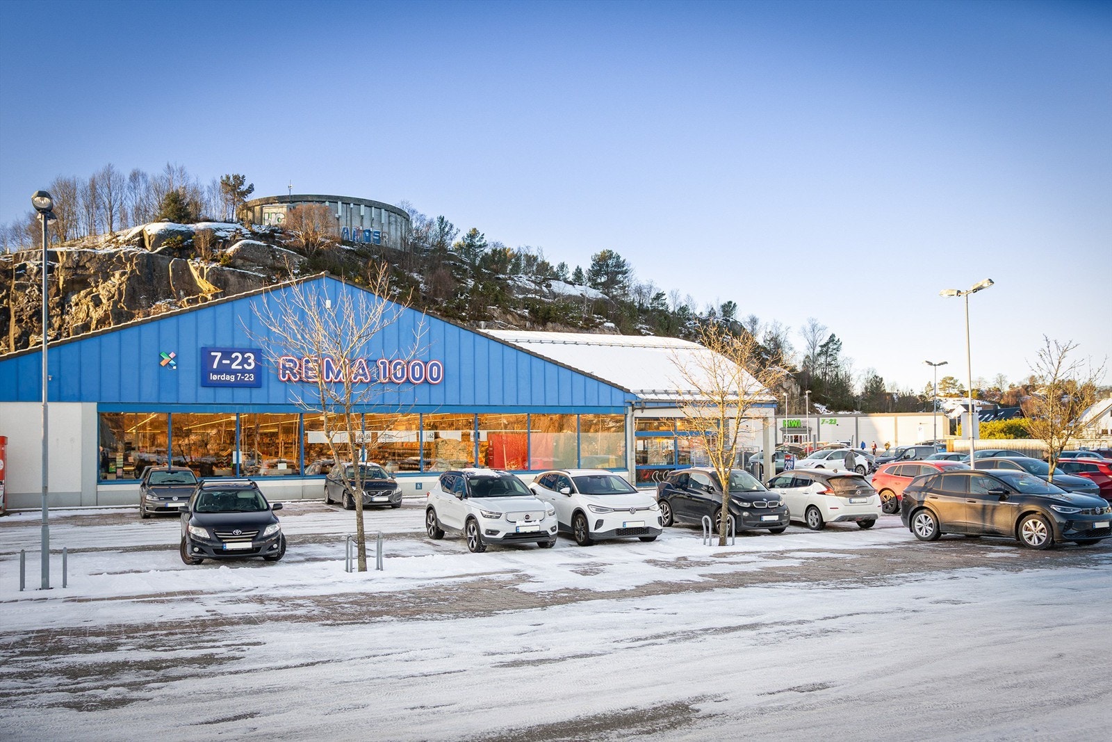 Rema 1000 & KIWI Godvik er en kort spasetur unna. Galleribilde