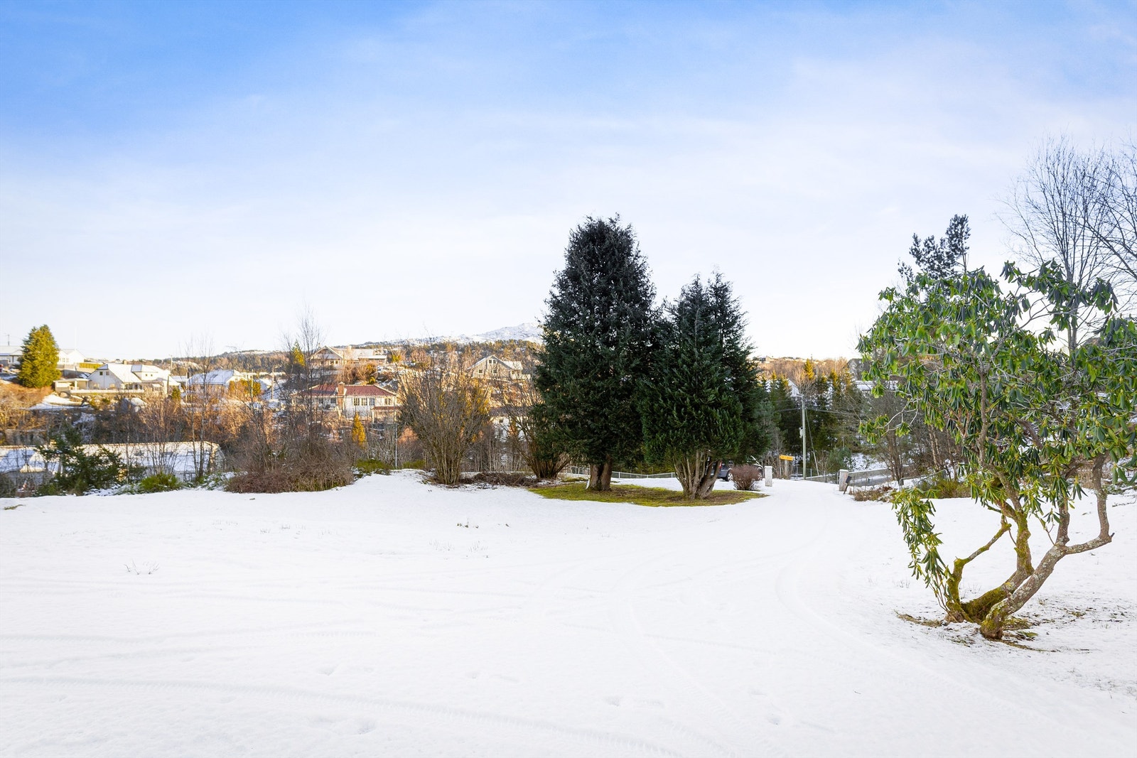 Tomten er stor på hele 2 158m² samt. en tilleggstomt på baksiden av huset på 193m² Galleribilde