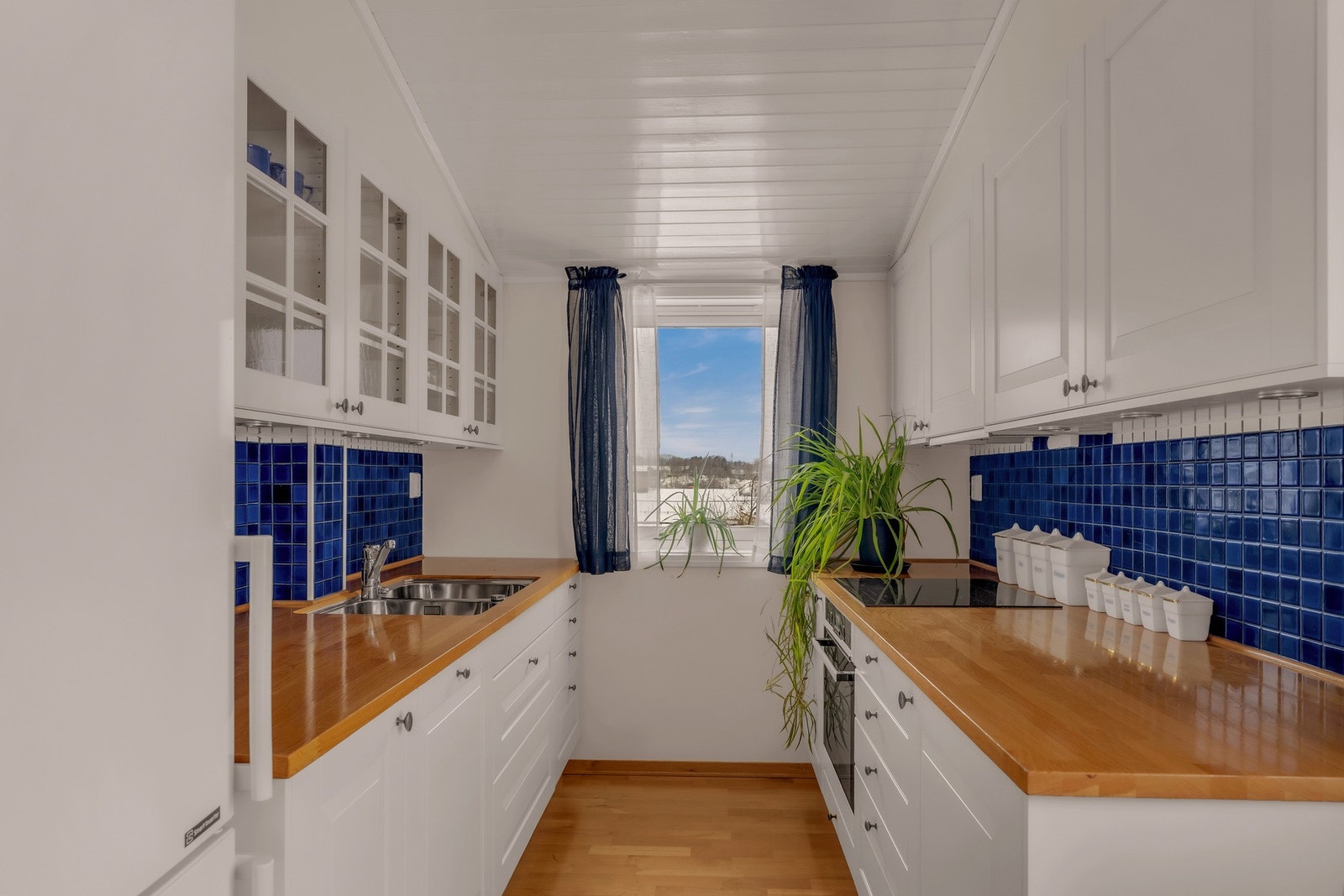 Kjøkken 2 fra 2015 med heltre benkeplate og integrerte hvitevarer Galleribilde