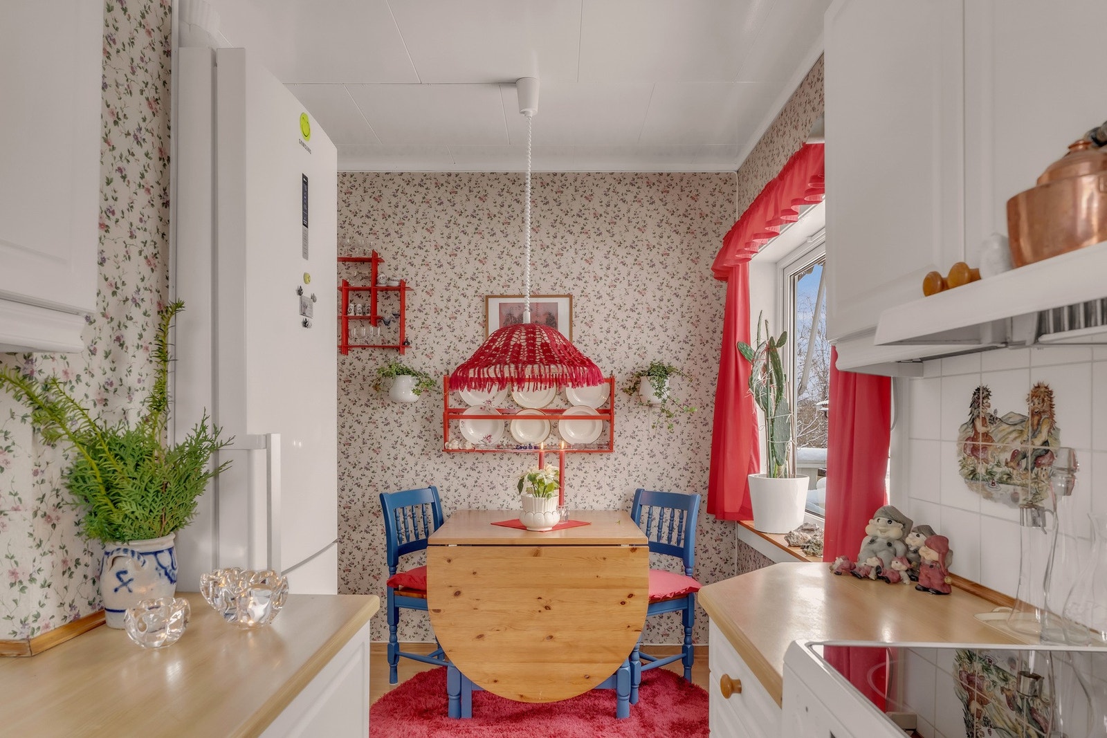 Praktisk kjøkken med god arbeidsplass og hyggelig spiseplass Galleribilde