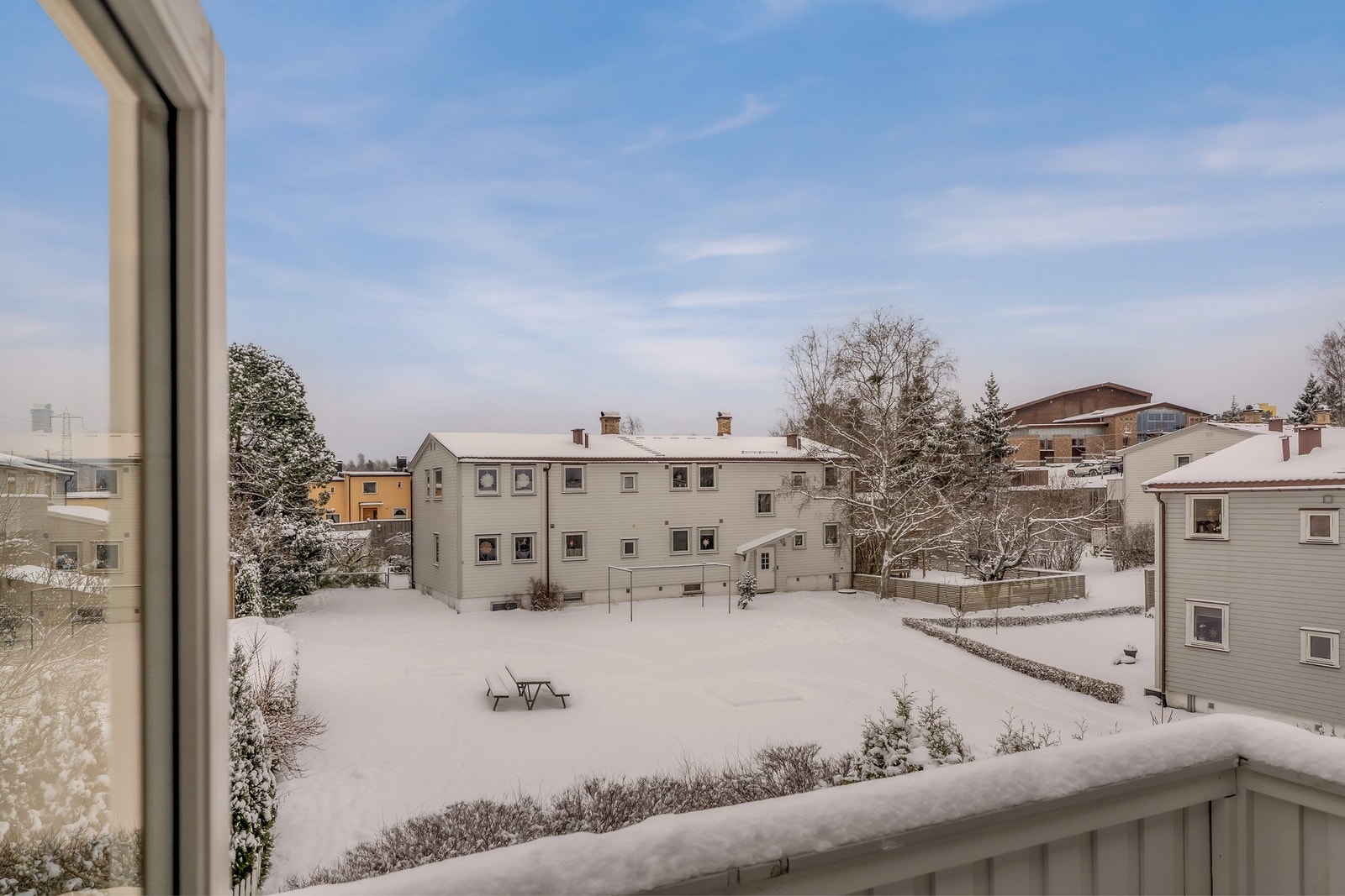 Solrik vestvendt balkong - perfekt for ettermiddags- og kveldssol Galleribilde