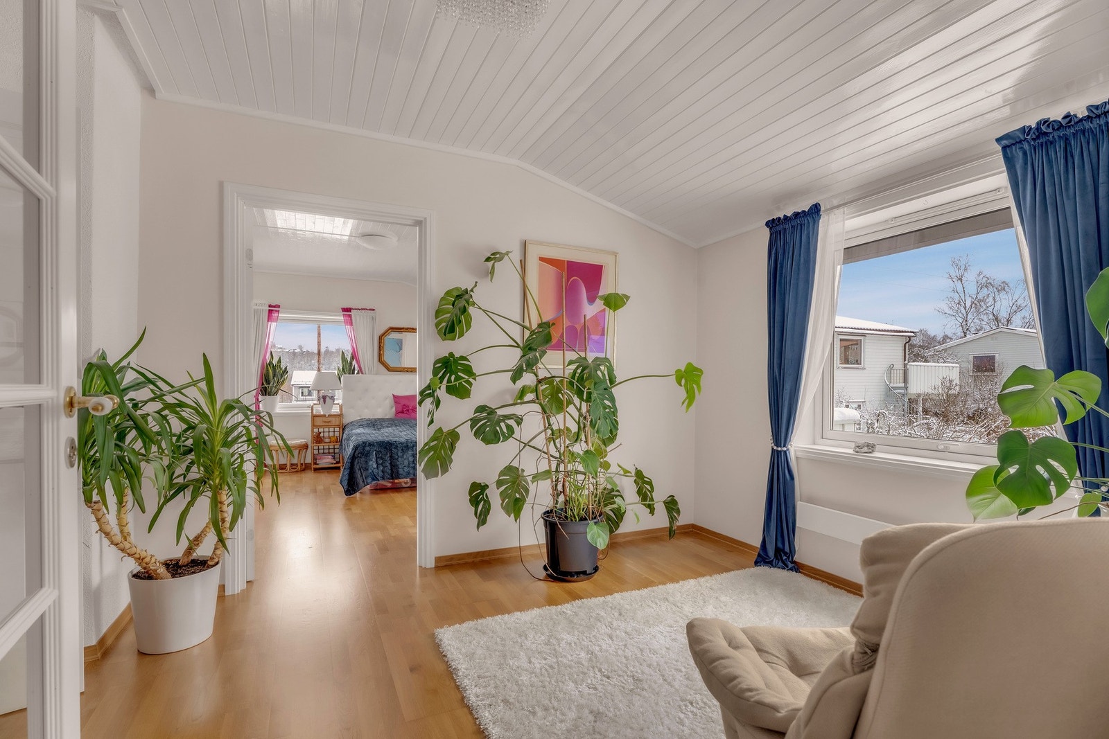 Rommet har god størrelse og stort vindu som gir rikelig med dagslys Galleribilde