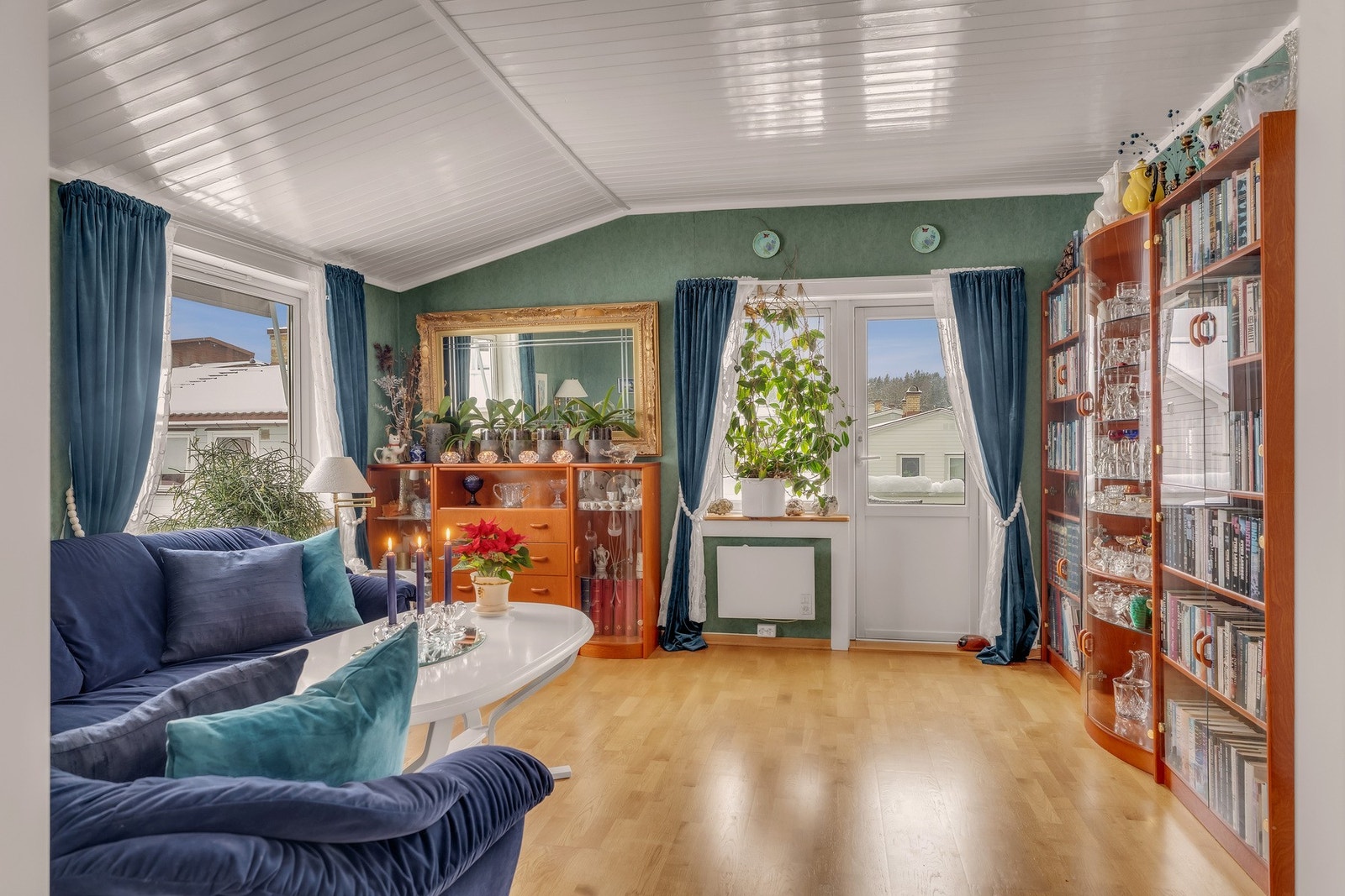 Stuen har flere gode møbleringsmuligheter og rikelig med naturlig lys fra to sider Galleribilde