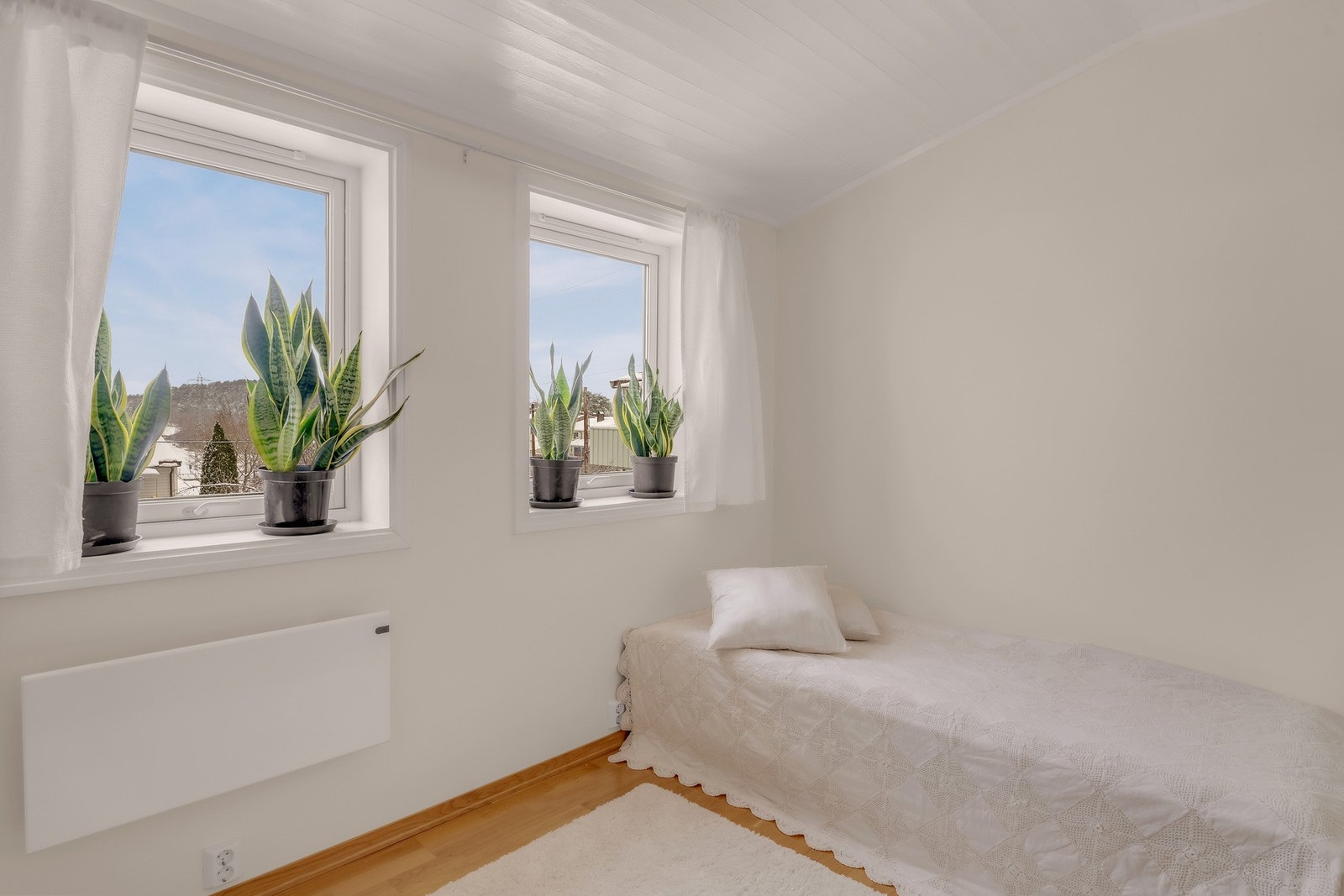 Plass til både dobbeltseng og ekstra møblement Galleribilde