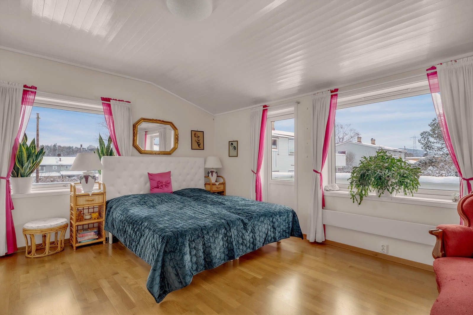 God garderobeplass og plass til stor dobbeltseng Galleribilde