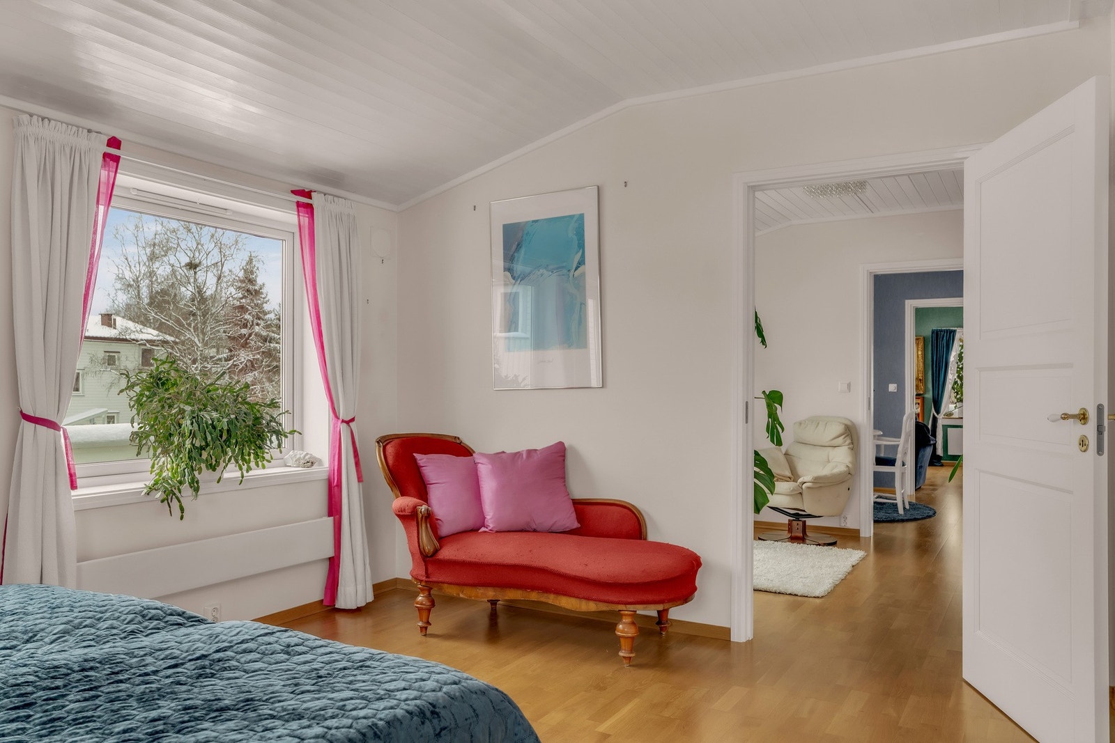 Svært romslig hovedsoverom med flere vinduer og utgang til sydøstvendt balkong Galleribilde