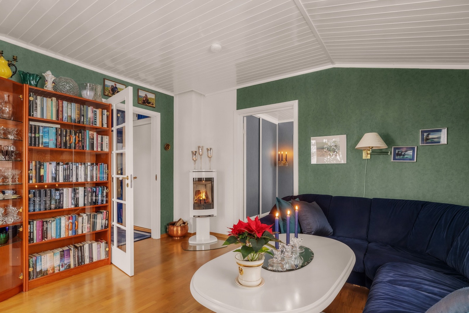 Lys og romslig stue med store vindusflater, peisovn og utgang til vestvendt balkong Galleribilde