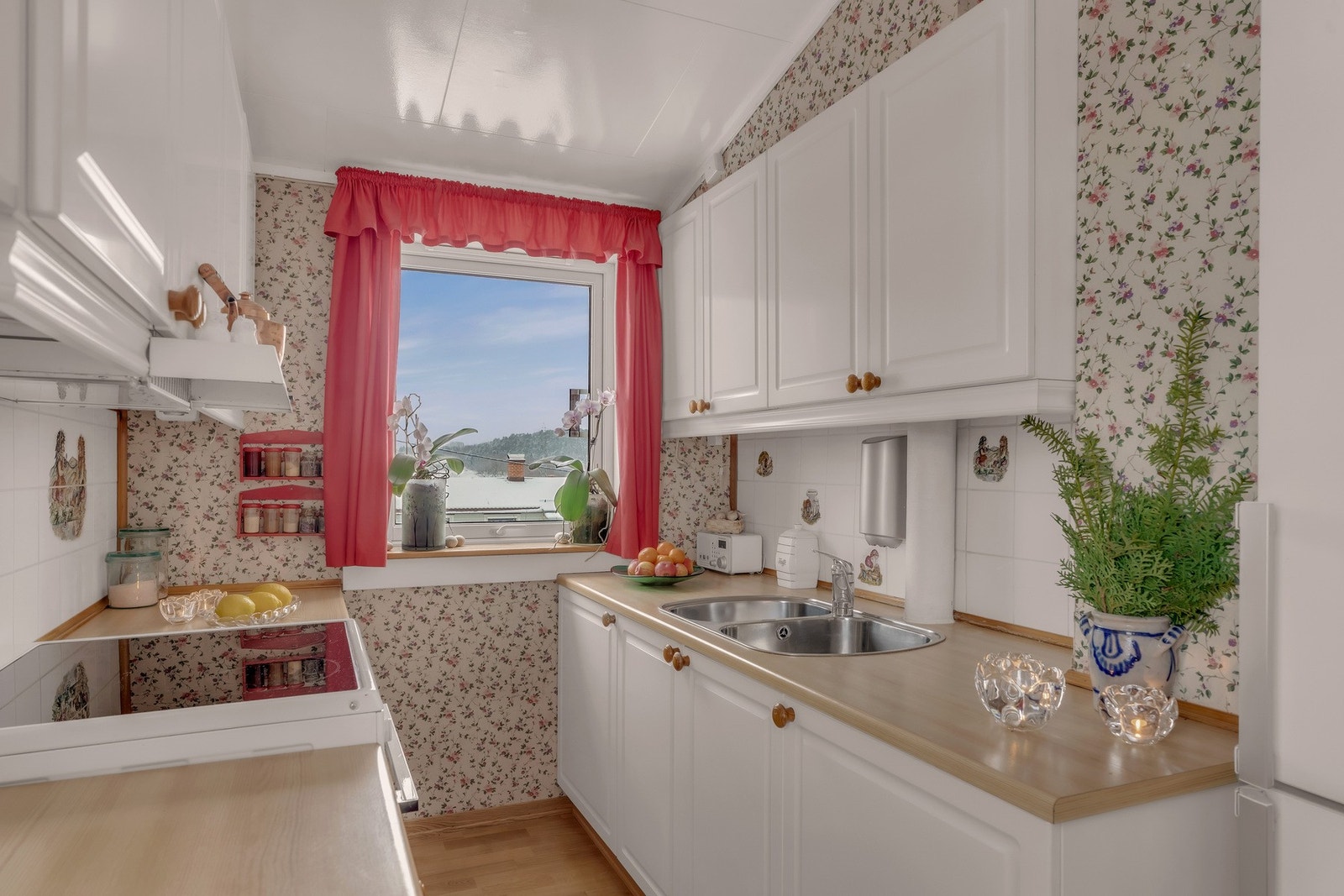 To vinduer gir rikelig med dagslys og god atmosfære på kjøkkenet Galleribilde