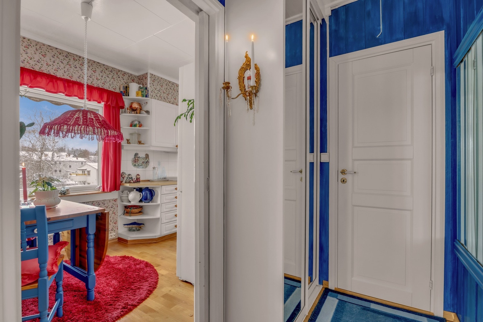 Entré med plass til oppbevaring av sko og yttertøy Galleribilde