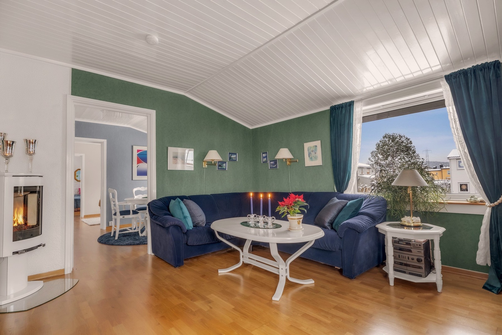 Peisovn med glassdør fra 2016 skaper lun stemning på kjølige dager Galleribilde