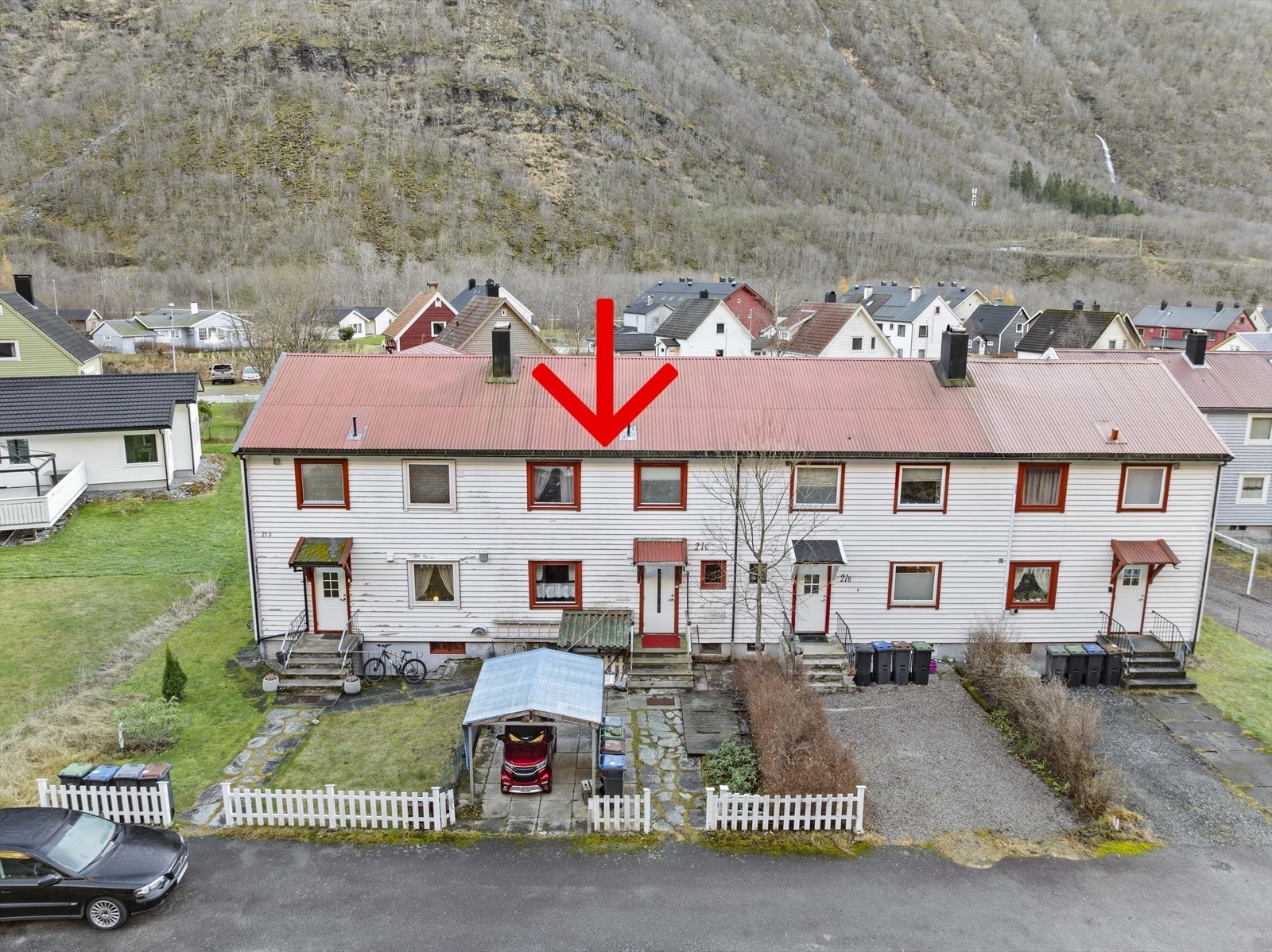 Eigedommen består av eit rekkehusvære over to plan + kjellar Galleribilde