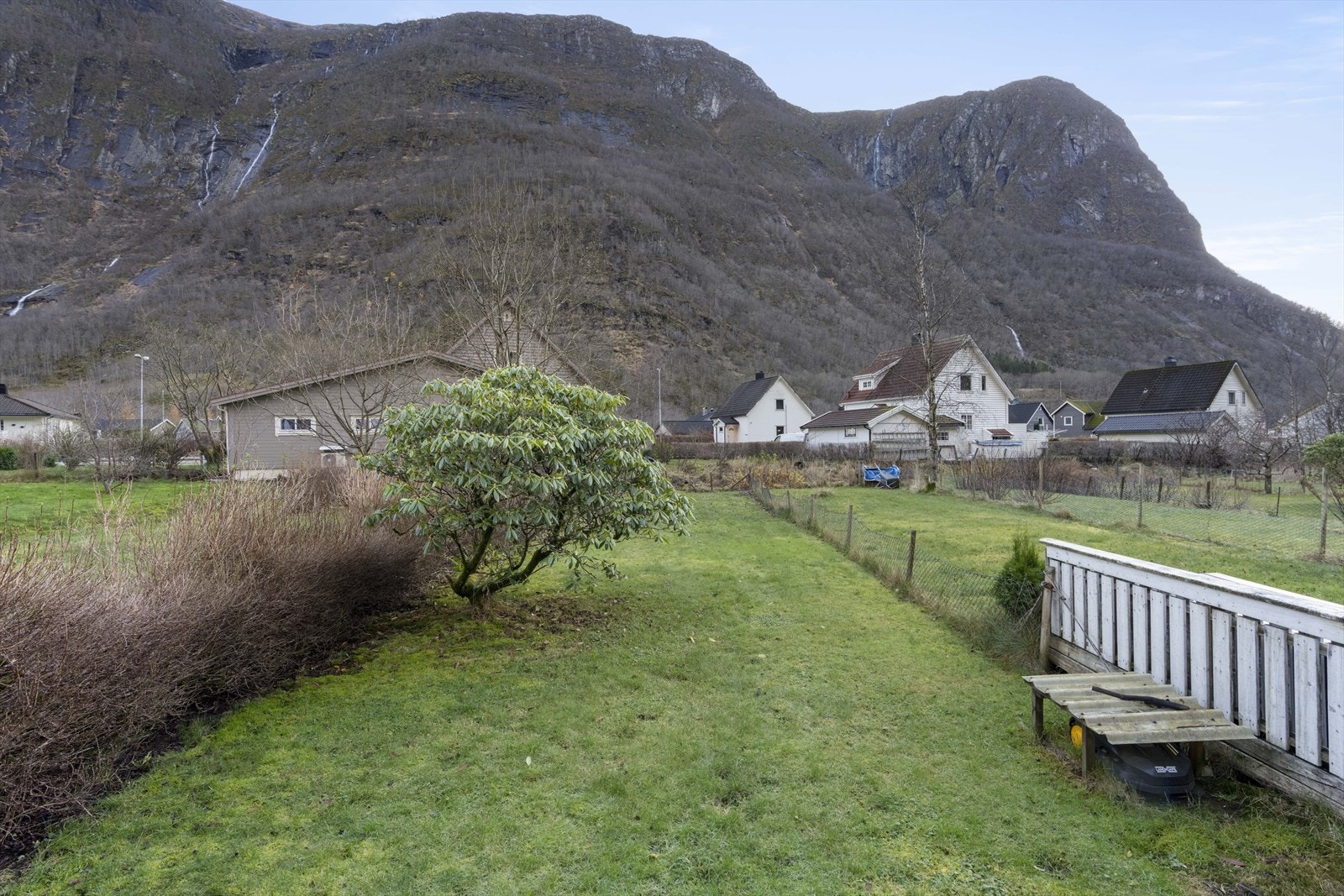 Fra terrassen er det vidare adkomst til hagen som ligg mot sør Galleribilde