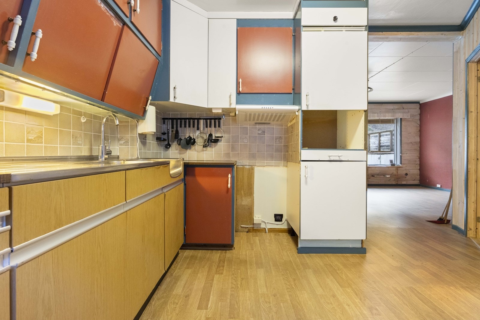 Eldre enkel kjøkken-innredning Galleribilde