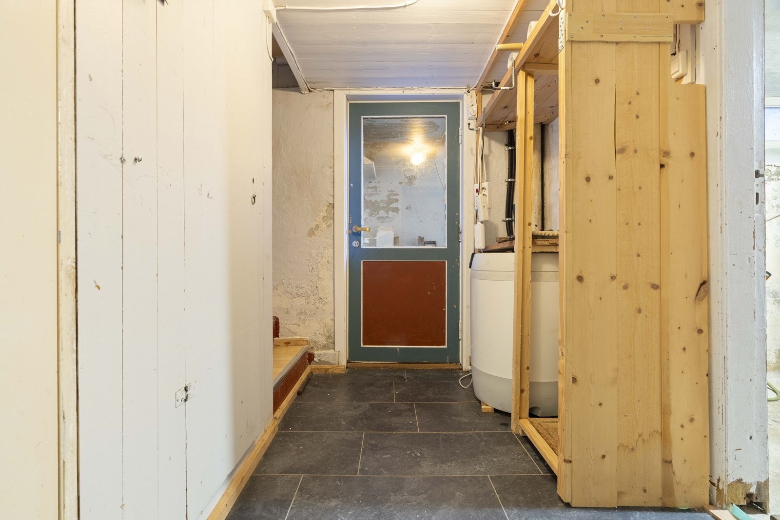 Kjellaren er innreda med boder og eit vaskerom Galleribilde