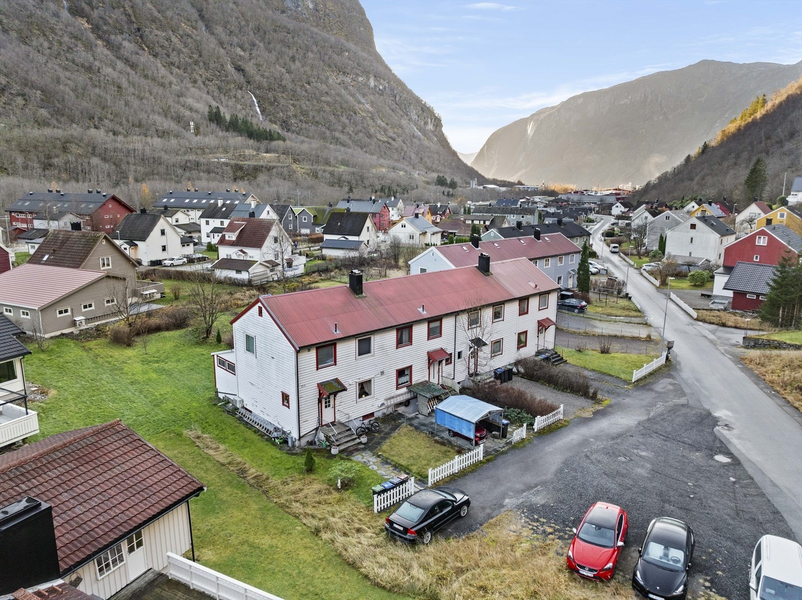 Rekkehus i etablert bustadfelt på Dale i Høyanger Galleribilde