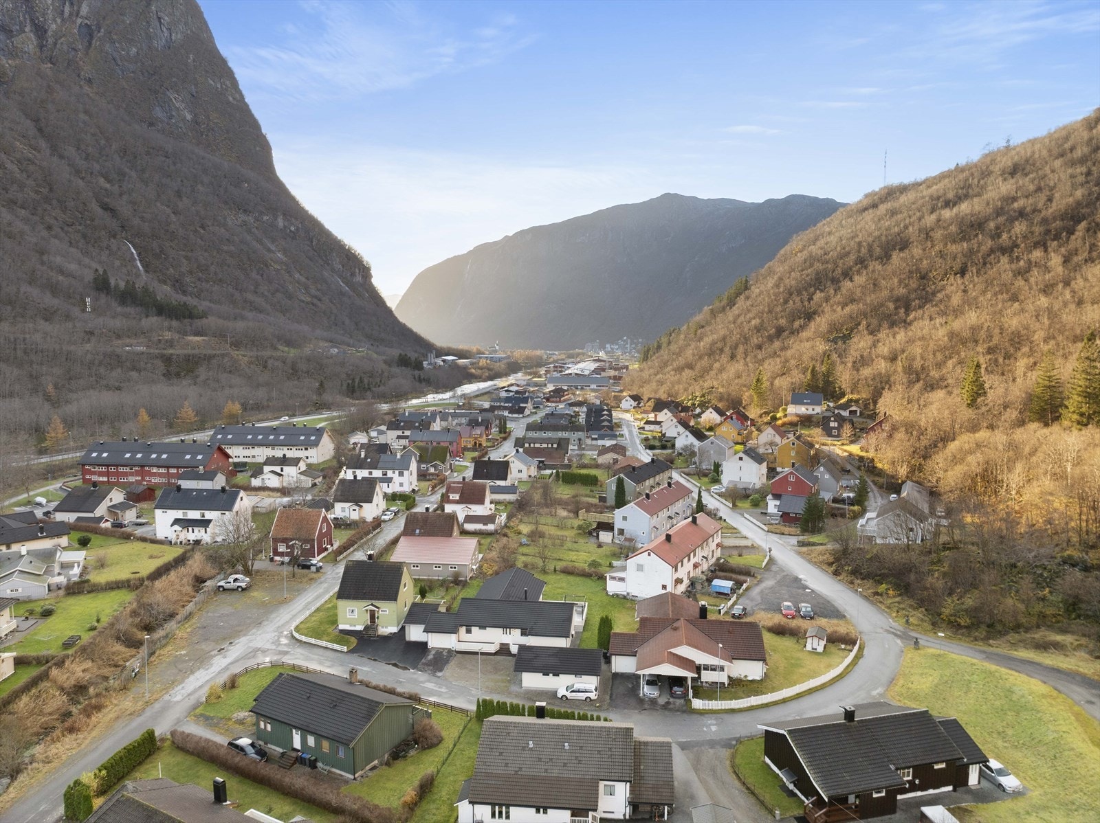 Bustaden ligg fint til i rolig- og barnevennlig bustadområde på Dale - velkommen til visning! Galleribilde