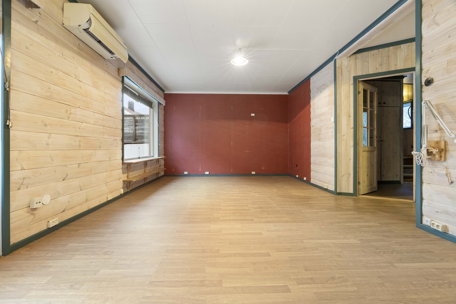 Det er montert luft til luft varmepumpe og vedovn i stova Galleribilde