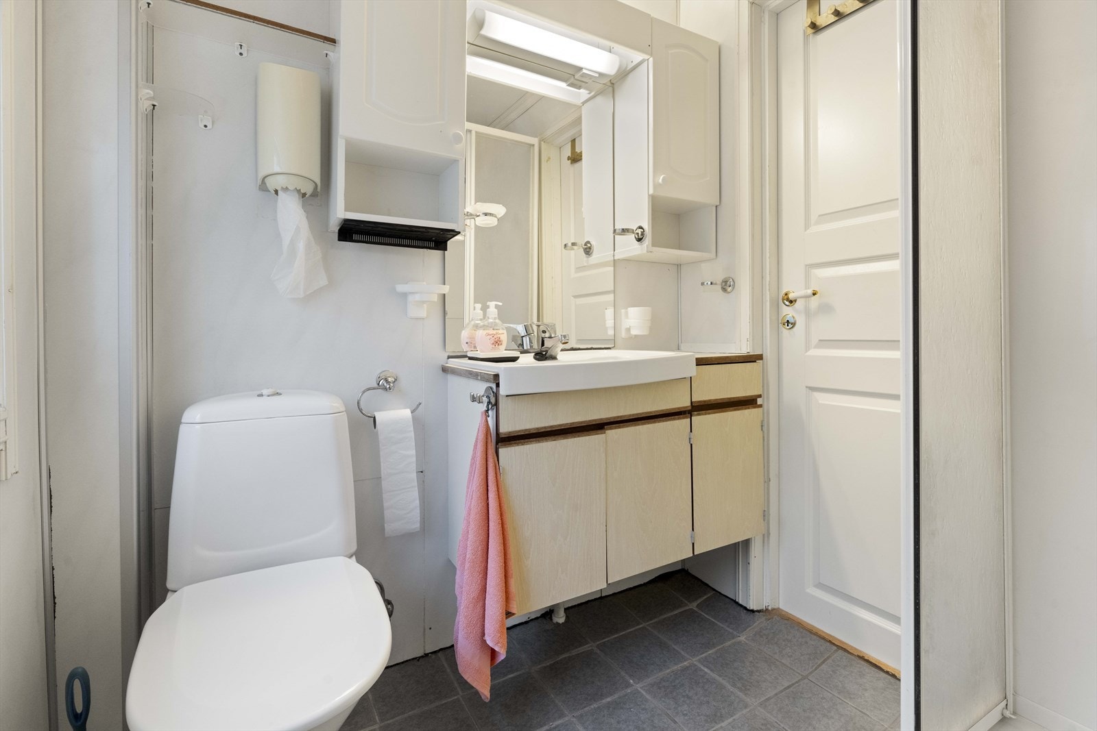 Badet har flislagt golv med varmekablar Galleribilde