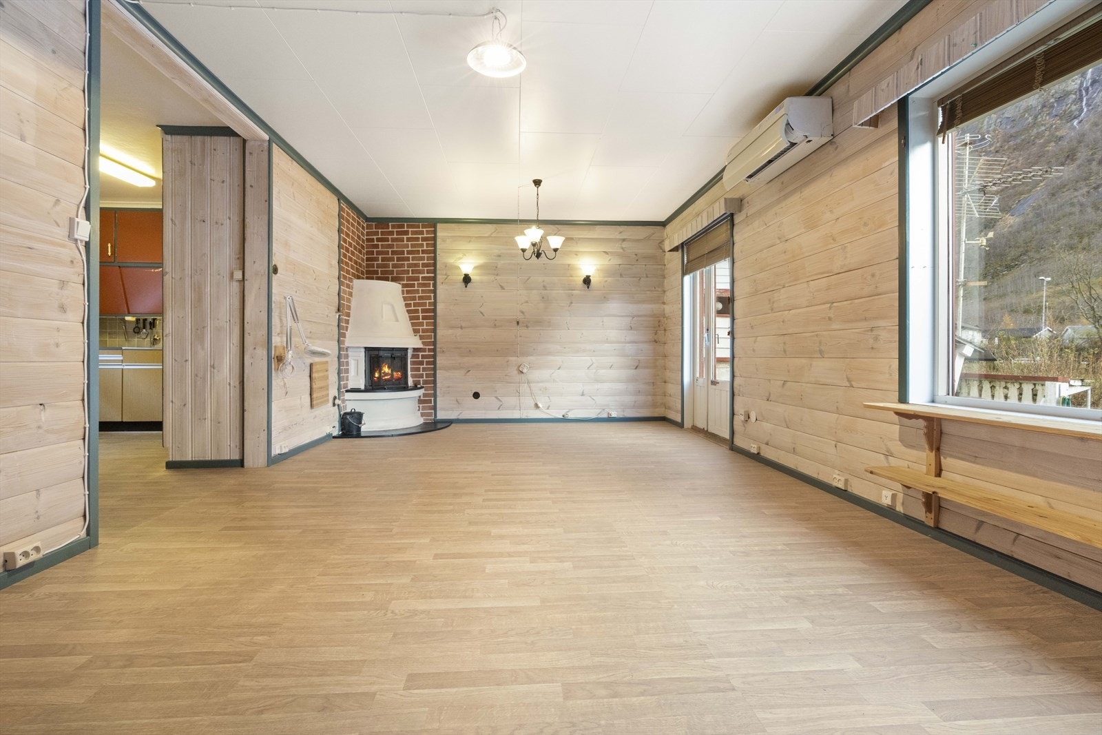 Stova er av god størrelse og har adkomst ut til terrassen Galleribilde