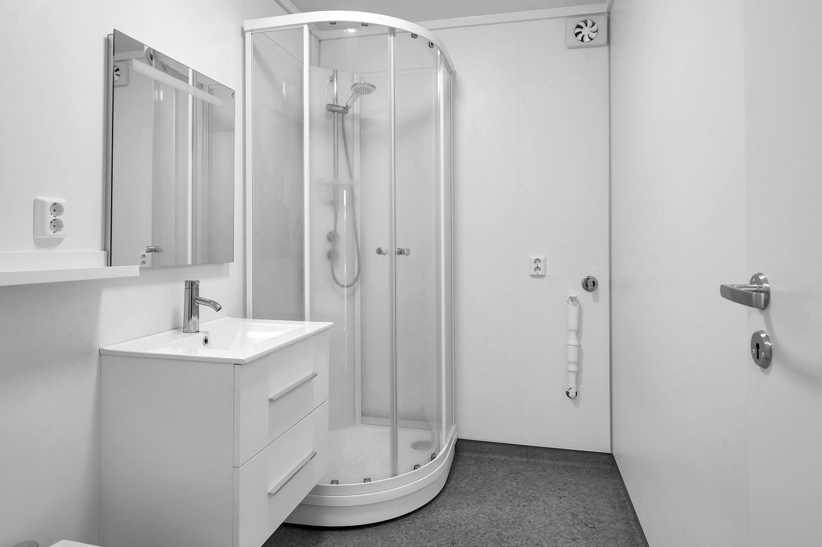 Lyst baderom med opplegg til vaskmaskin og tørketrommel. Galleribilde