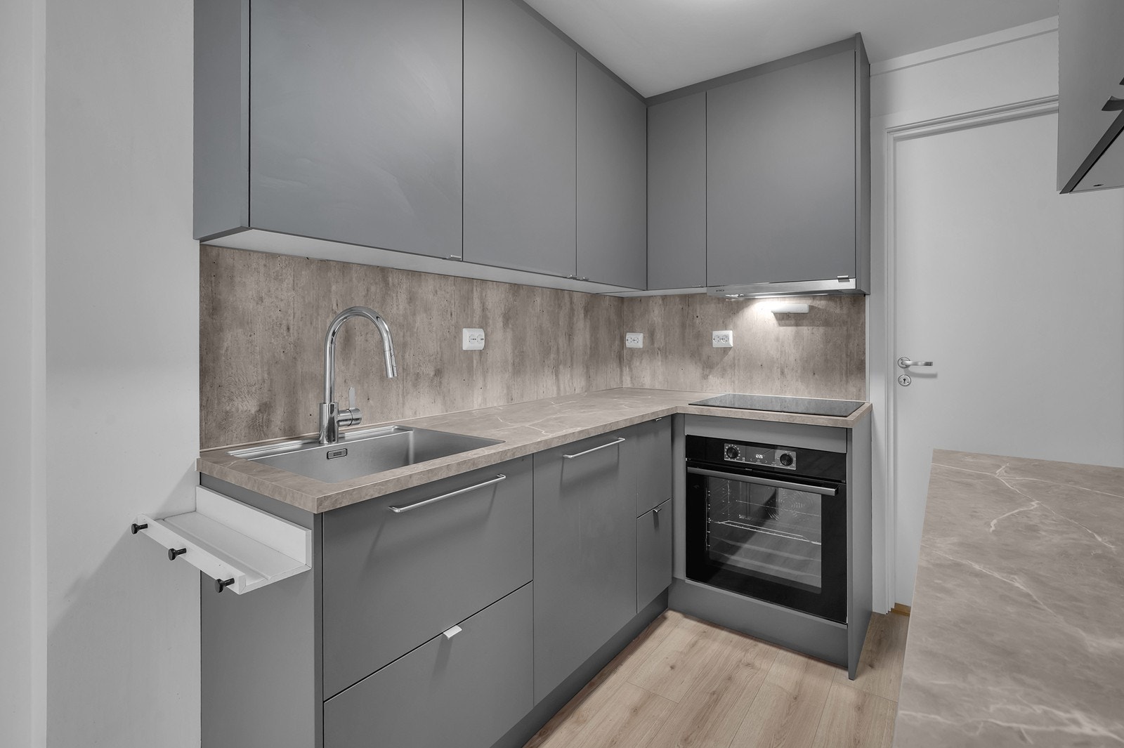 Her er det komfyr, platetopp og oppvaskmaskin som medfølger salget. Galleribilde