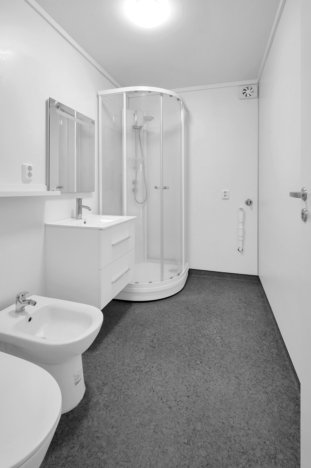 Her er det dusjkabinett, servant med skuffer, bidé og toalett. Varmekabler i gulv. Galleribilde