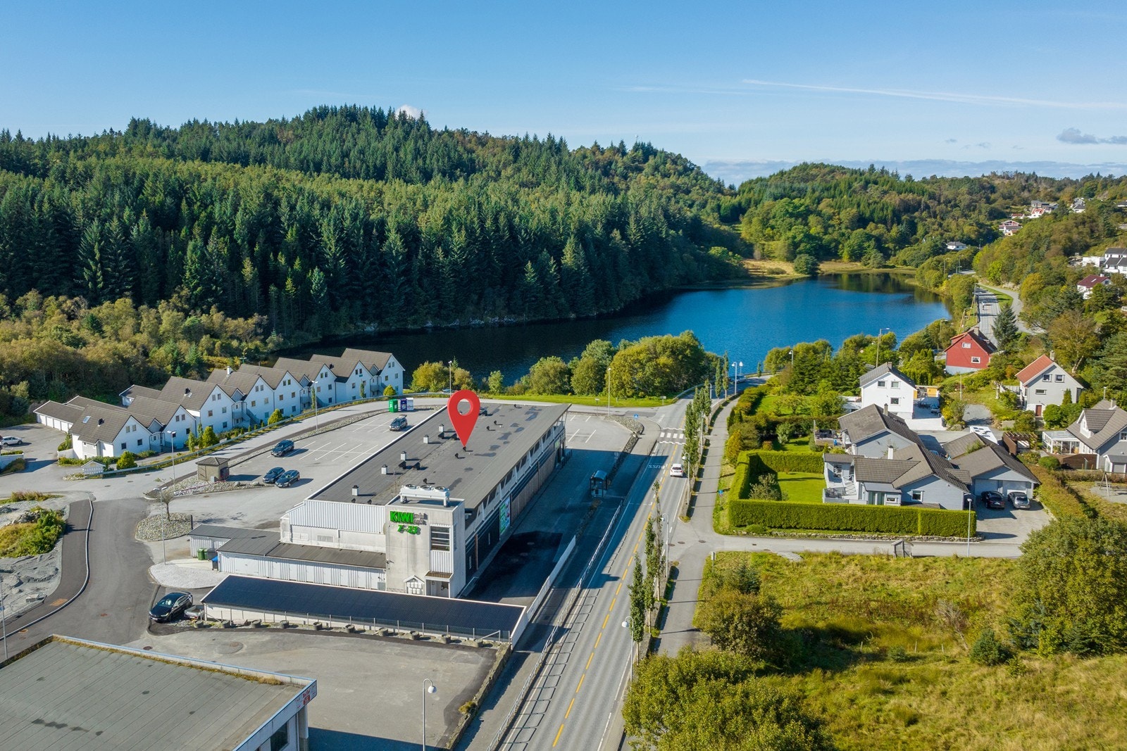 Gjennomgående leilighet med praktisk planløsning, stor balkong med fin utsikt og 2 soverom. Carport og bod på bakkeplan. Galleribilde
