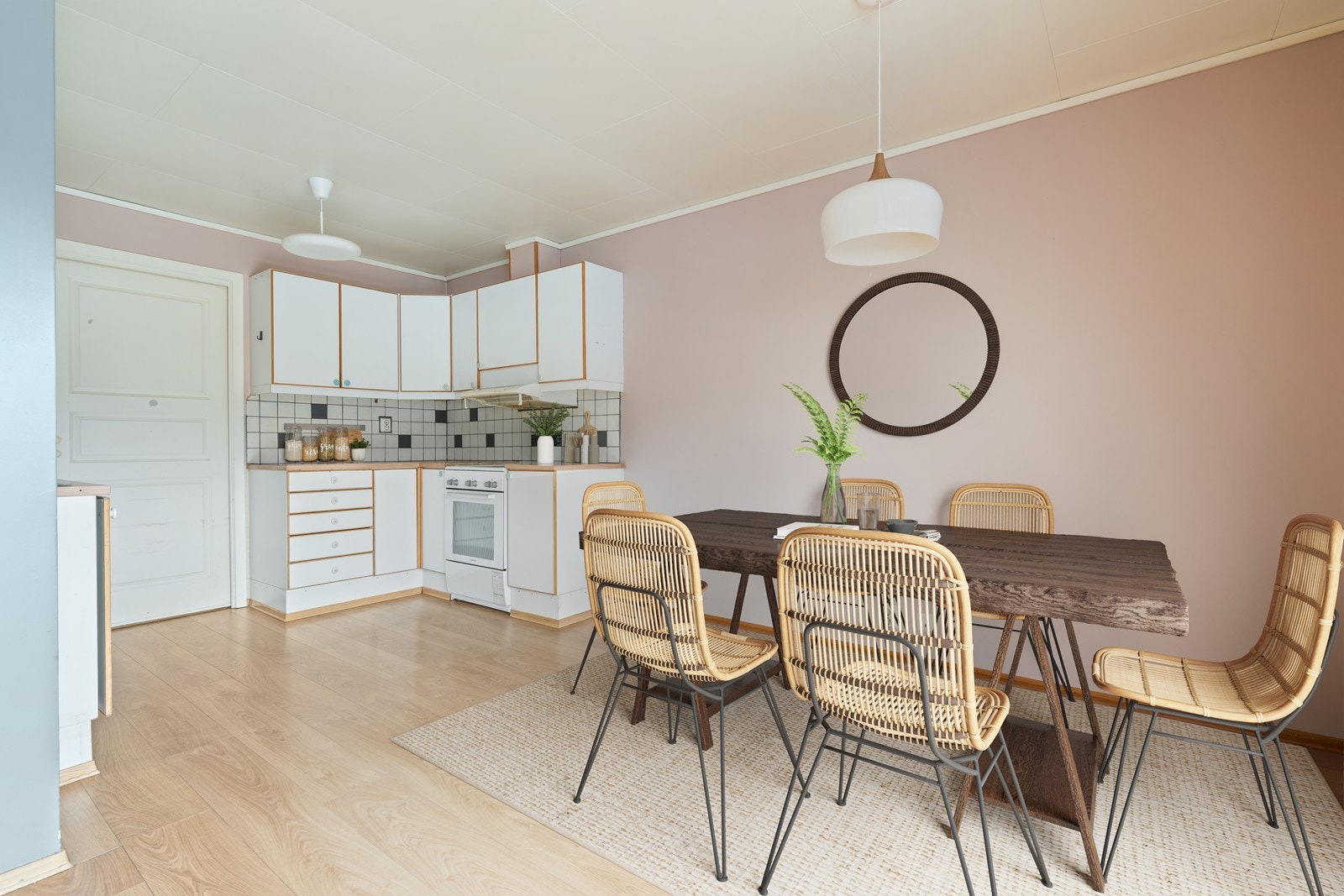 Kjøkken, med godt med plass til spisestue. Digitalt møblert. Galleribilde